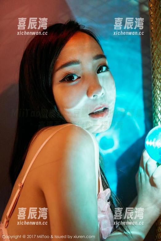 MiiTao蜜桃社-豆瓣酱 MiiTao蜜桃社 - 豆瓣酱的肉丝写真集:高清画面值得你一探究竟