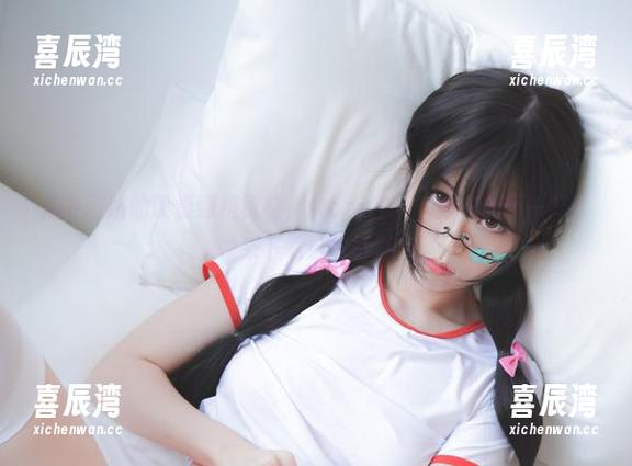 从补习班的课桌到相机前，Mozzi(모찌)带来的不一样，快来下载这组写真！