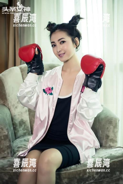 TouTiao头条女神-小热巴 TouTiao头条女神 - 小热巴的私拍:嘤嘤小秘书,图片里藏于细节的温柔瞬间。