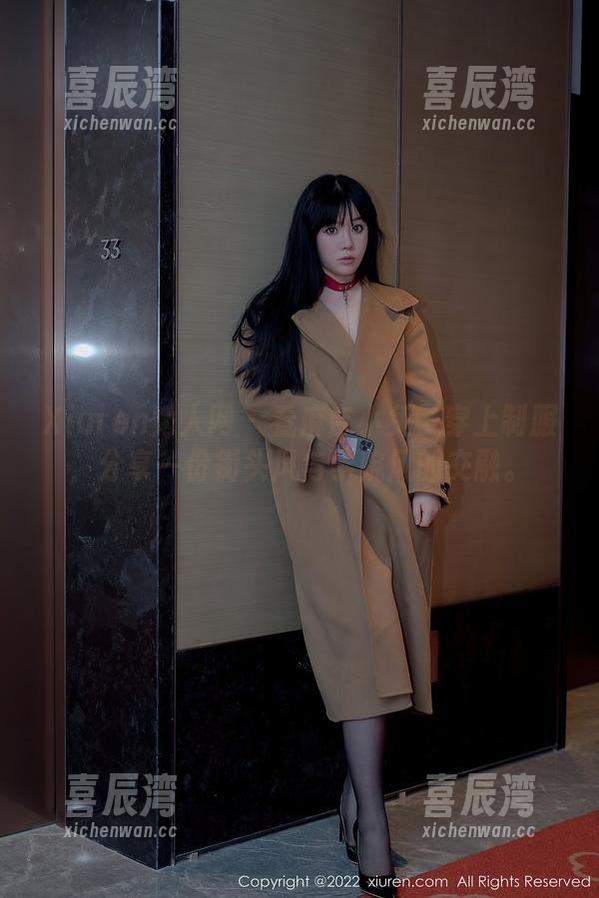 Xiuren秀人网 - 看麻吉小兔子穿上制服，分享一份街头风与学院风的交融。