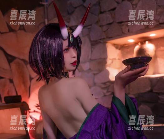 可可老师 可可老师的泳装图集,泳池边的风尘与优雅相遇。