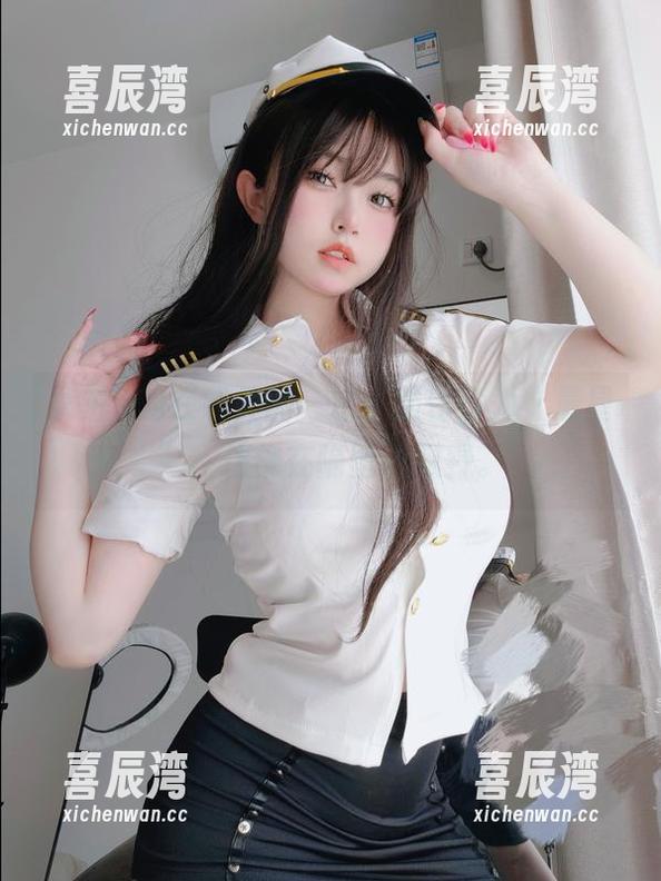 女主K的在线美图，水手服化身为“晨星”，仿佛在隔壁班撒野。