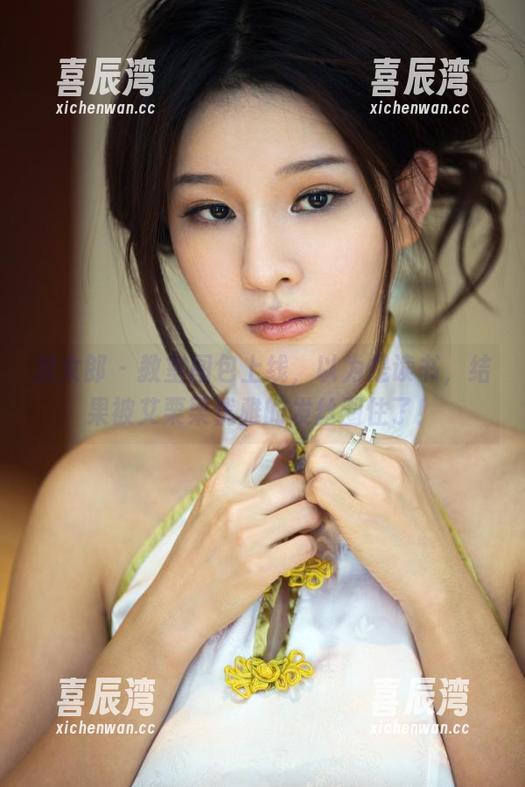推女郎 - 教室图包上线，以为是读书，结果被艾栗栗优雅的发丝圈住了！