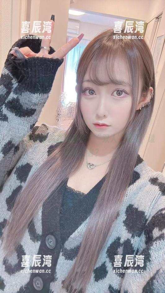 月城委员会 月城委员会的在线新作:“双人”美图,谁是第三者?