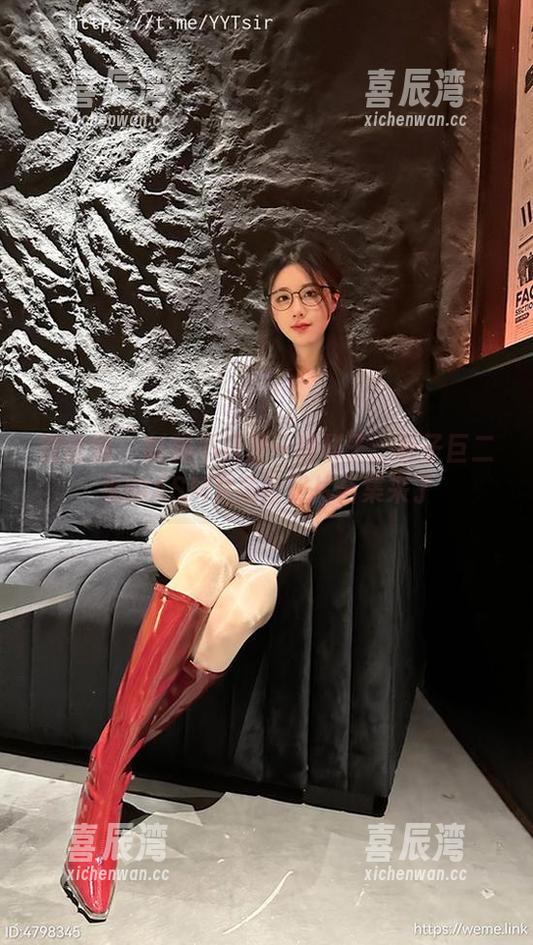 轩子巨二兔 微密圈 - 制服不只是一种样子:轩子巨二兔的ASMR圣诞照片合集来了