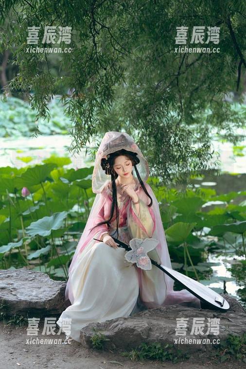 看雯妹不讲道理的蕾丝美图，就像在翻阅一本诗集，每一张图包都藏着小巧思，真心推荐！