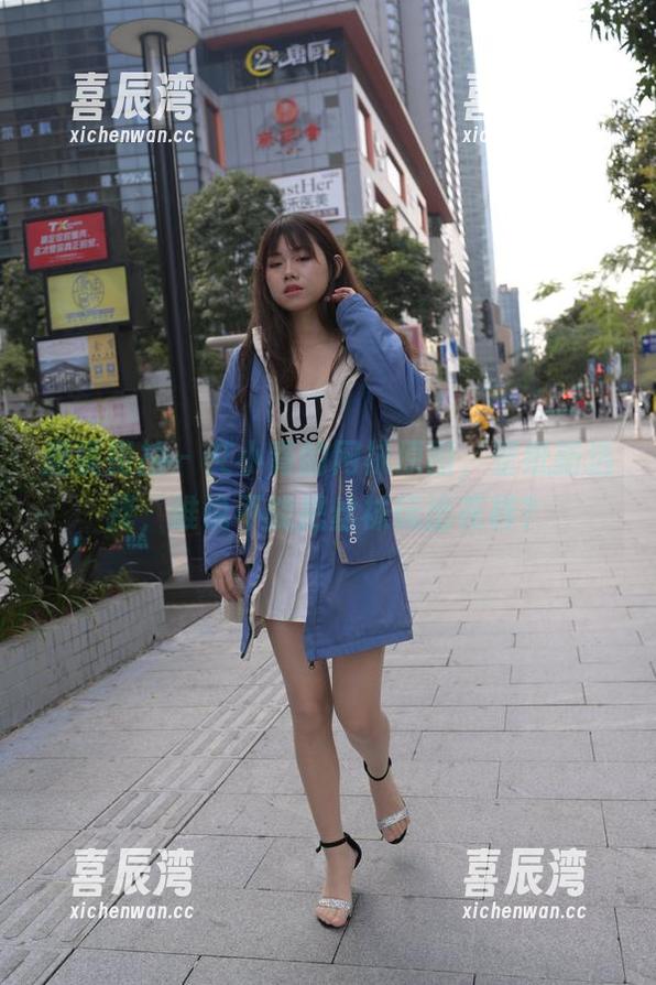 魔镜街拍-艾小青 魔镜街拍 - 艾小青的网袜原图,壁纸新选择,谁说不能把丝袜玩出花样?